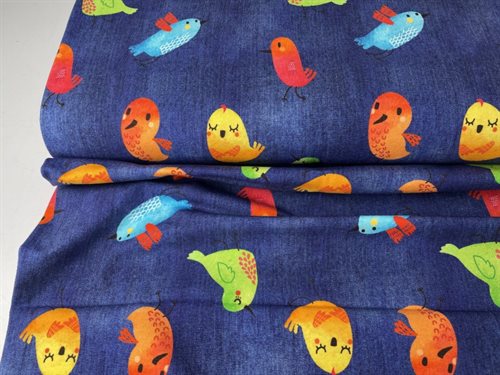 Bomuldsjersey - søde farverige fugle på mørk denimblå bund